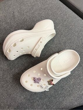 NWOT Crocs Classic Bae Clog in White Size W8 with 2 FREE JIBBITZ
